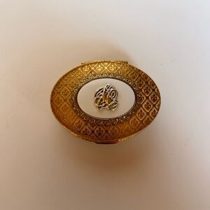 Jacqueline Cochran- L'Opera 1960s Goldtone Compact Vintage Fleur-de-lis Pattern